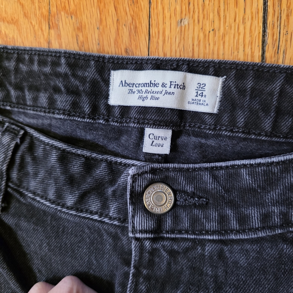 Abercrombie: The 90's Relaxed Jean, High Rise, Curve Love. Size 32/14. Black